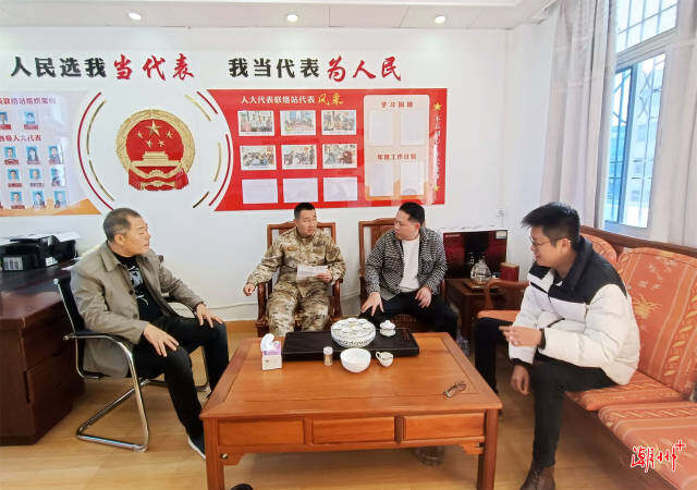 縣人武部副職領(lǐng)導(dǎo)閆明在柘林鎮(zhèn)柘中社區(qū)了解應(yīng)征青年報(bào)名情況。