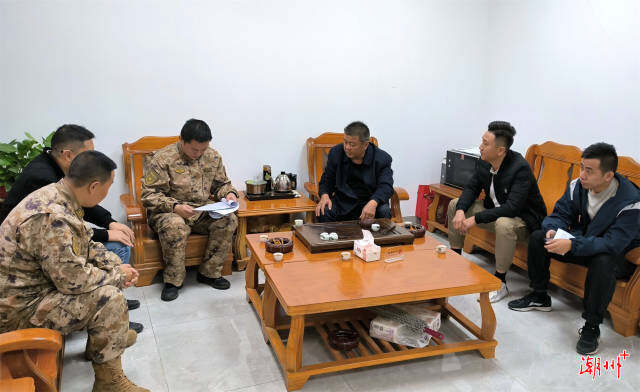 縣人武部主要領(lǐng)導(dǎo)胡釩鵬在黃岡鎮(zhèn)新合村了解應(yīng)征青年報(bào)名情況。