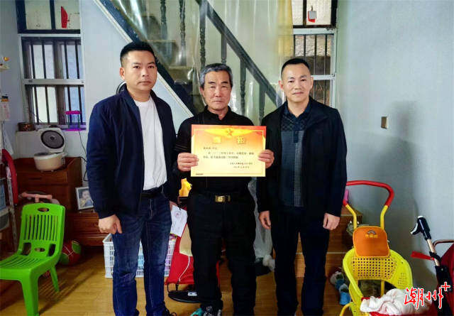 楊江松一行在汫洲鎮東灶村送立功喜報。