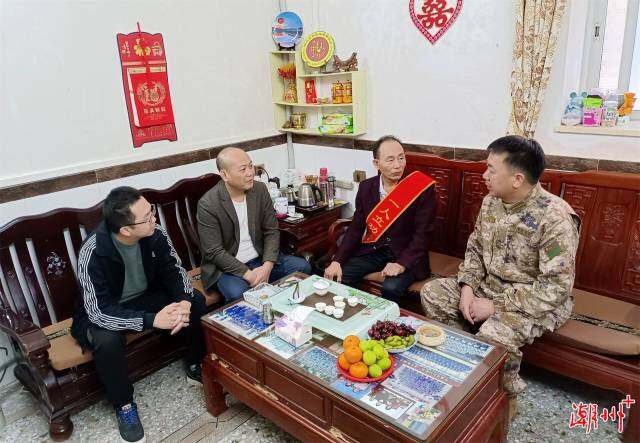 楊志浩一行在聯饒鎮高東村送立功喜報。