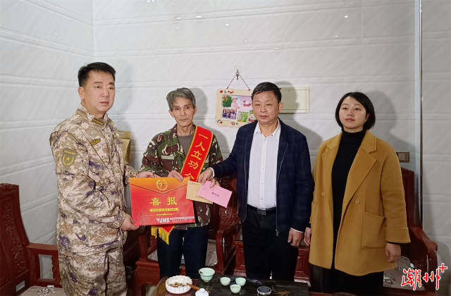 黃振雄一行在浮濱鎮王社鳴陽頂送立功喜報。