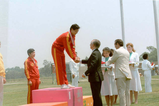 1984年7月29日，中國射擊運動員許海峰摘得第23屆奧運會的首枚金牌。國際奧委會主席薩馬蘭奇為他頒獎。官天一 攝（1996年6月18日發）