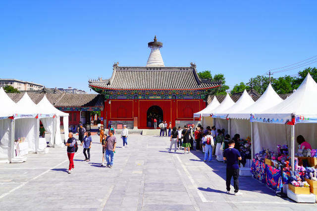 2024年5月，“北京白塔文化市集”在已有700余年歷史的妙應(yīng)寺白塔下舉行。