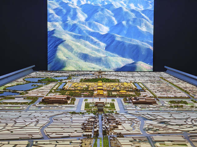 2023年3月，北京首都博物館精心制作的16米長中軸線沙盤，配以立體投影技術(shù)，展現(xiàn)了北京中軸線之壯美。