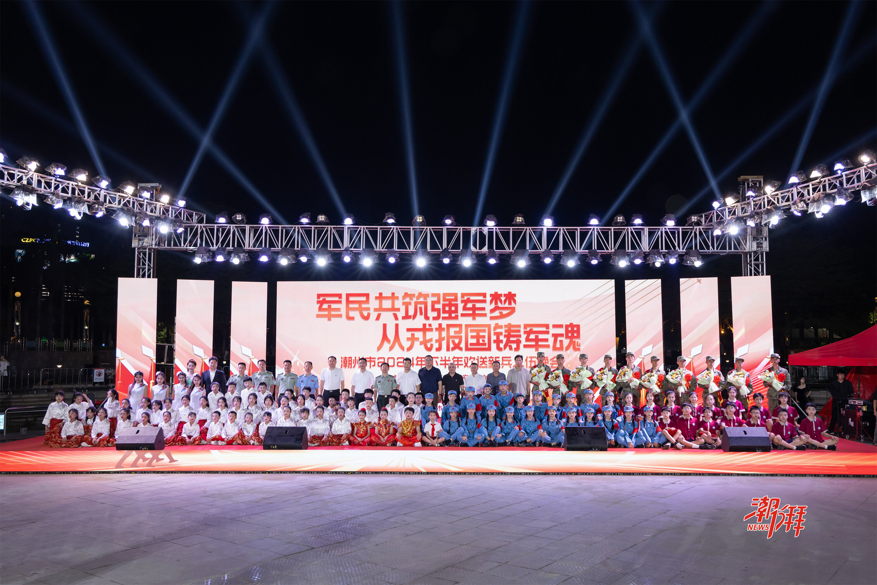 9、與參演人員合影。.jpg