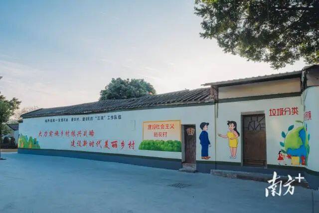 壁畫上墻。 圖片