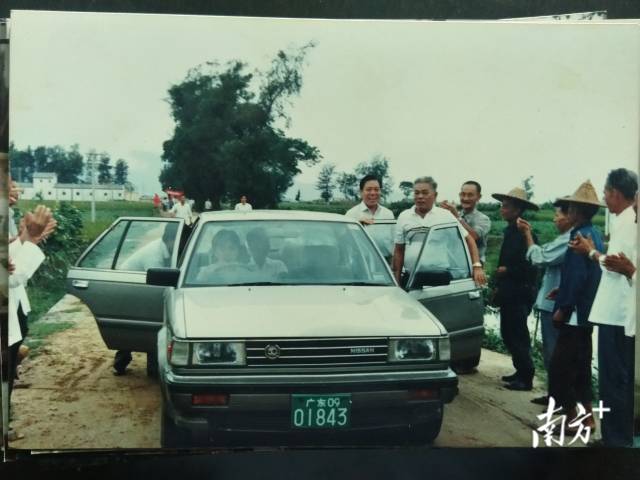 改革開放初期，吳清亮就積極支持家鄉建設。受訪者供圖